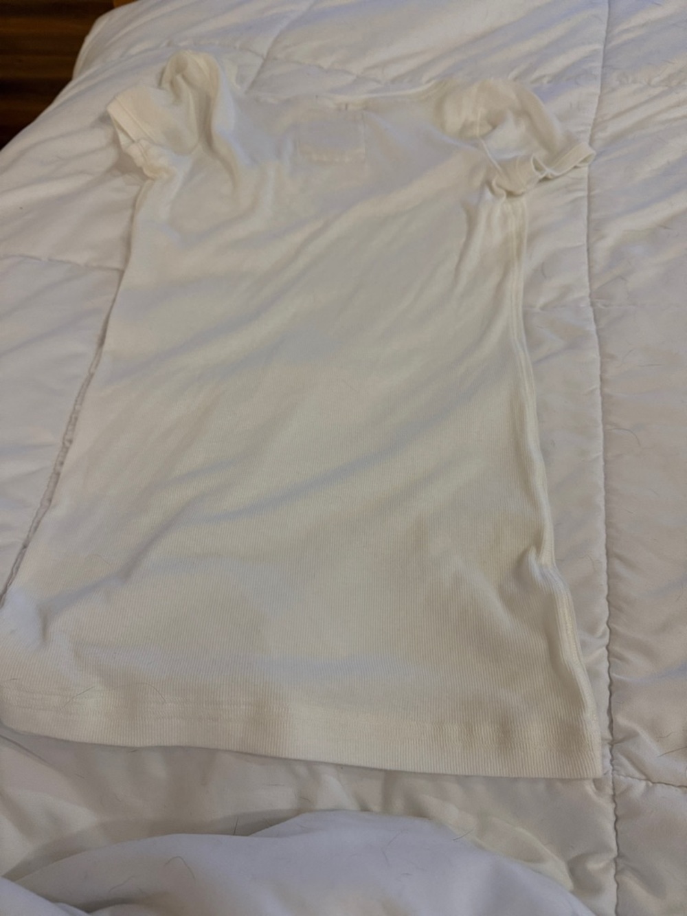 Hollister Cream V-Neck Ribbed Tee with Iconic Hollister Logo - Picture 4 of 4